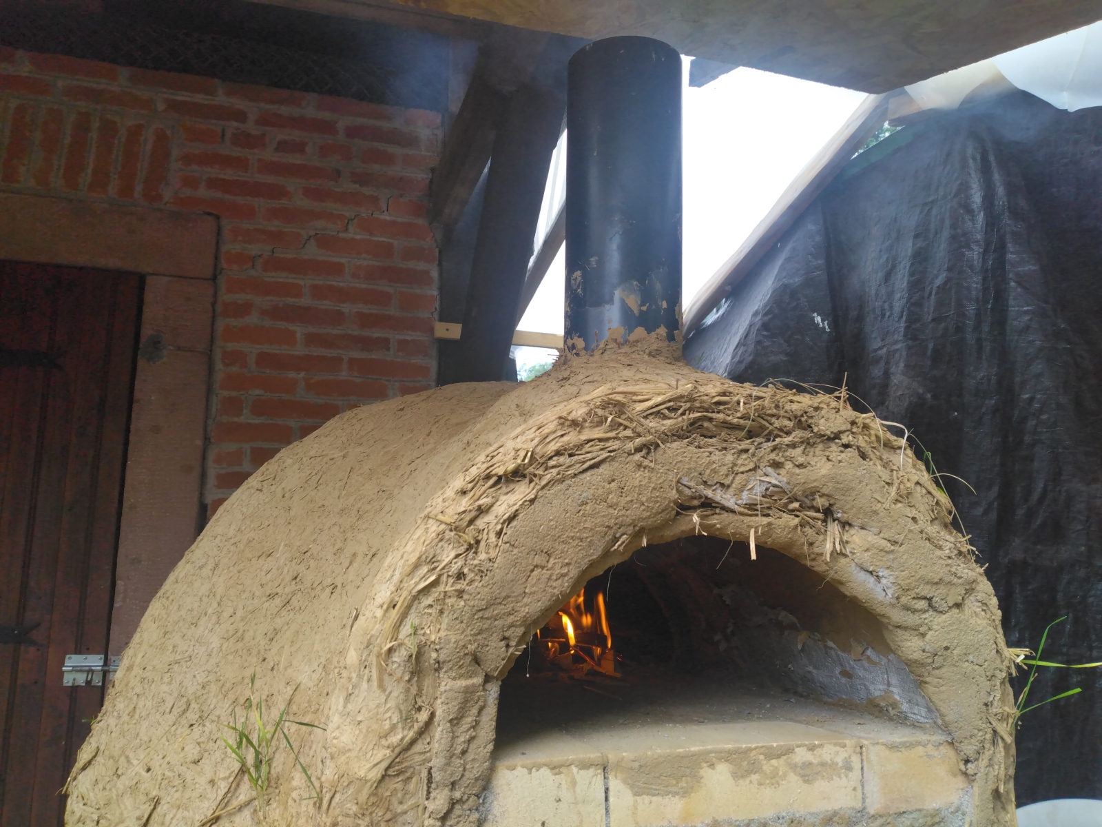 Accompagnement dans la réalisation d’un four à pizza en terre/paille